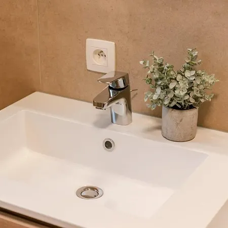 Spacious Getaway Close To The Beach And Airport Willa