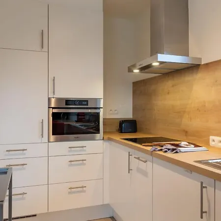 Spacious Getaway Close To The Beach And Airport Willa Ostenda