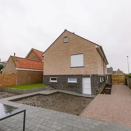 Spacious Getaway Close To The Beach And Airport Willa